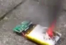 फोन की बैटरी में लगी आग, विडियो हुआ वायरल